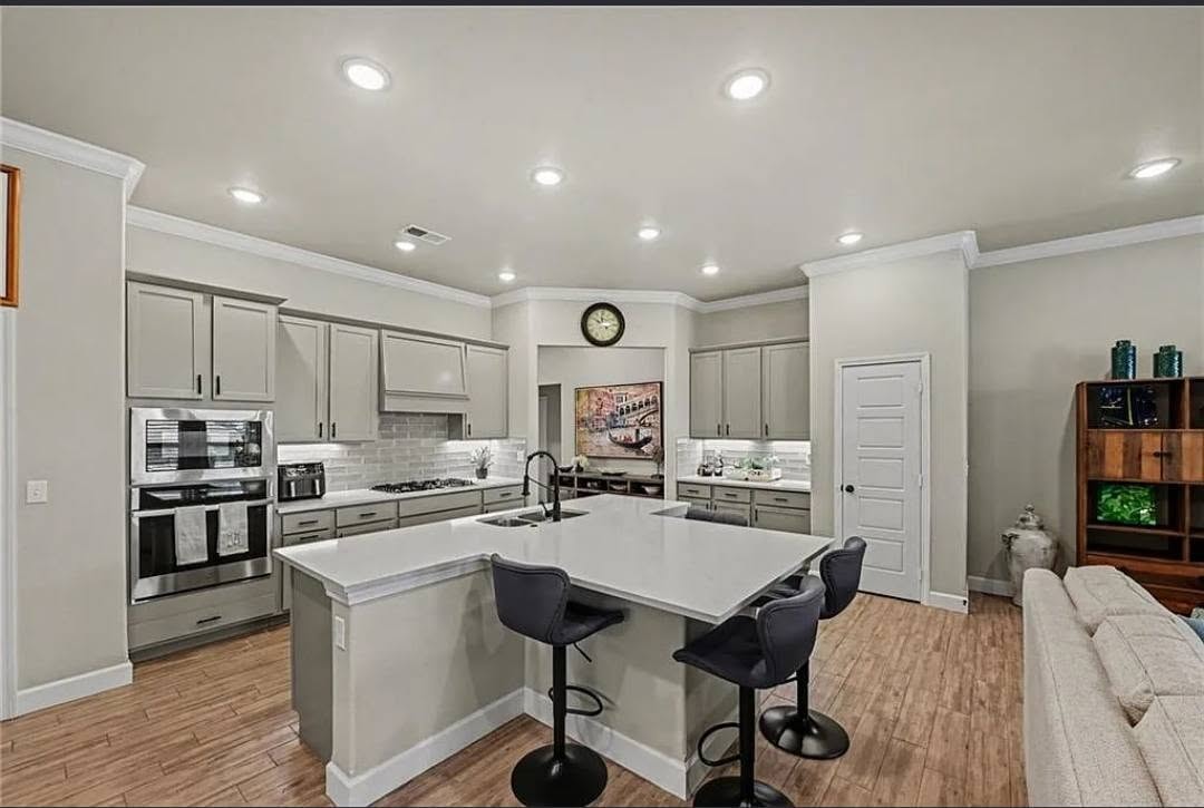 Kitchen with large island
